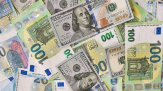 peníze, eura, dolary