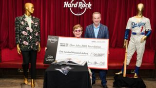 Elton John daroval Hard Rock International v rámci vystoupení na festivalu „American Express presents BST Hyde Park“ svůj unikátní oblek od Gucciho: ve sbírkách nahradí jeho legendární dres Dodgers