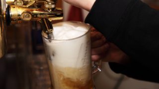 pivo; čepování; hospoda; Gambrinus