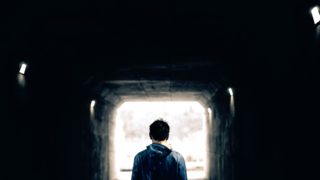 tunel; hledání; postava; mladý člověk