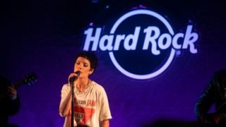 Hard Rock International zahajuje Měsíc hrdosti speciálním VIP vystoupením a rozšířením své proslulé sbírky o památky od zpěvačky HALSEY