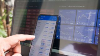 burzy; počítač; mobil; obchodování; kurzy