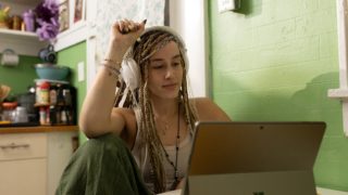 dívka; slečna; studentka; mladá; dredy