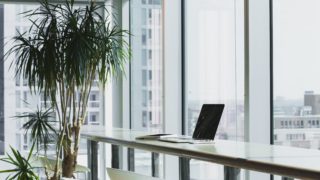 kancelář; stůl; počítač