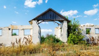 dům; ruina; zbořený