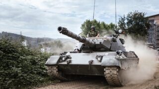 tank; zbraň; válka