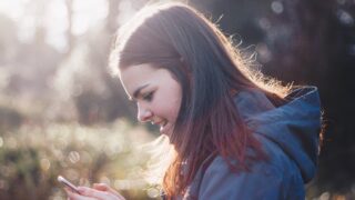 mobil; mladý člověk; dívka; žena; teeenager