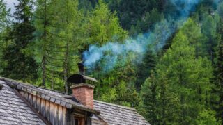 komín; kouř; dům; topení; teplo