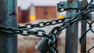 zavřeno; řetěz; brána