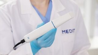 Společnost Medit uvádí na trh revoluční intraorální skenovací systém i900, který má ambici nově definovat způsob skenování v zubních ordinacích po celém světě