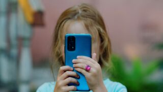 dítě;mobil; závislost