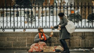 bezdomovec; dar; Vánoce