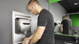 Nová studie LCA: Vysoušeče rukou XLERATOR® snižují v porovnání s papírovými ručníky uhlíkovou stopu o 94 %