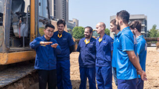 Absolventi Vysoké školy technické XCMG získávají pozice v globálním stavebním průmyslu a jsou průkopníky u přípravy zahraničních talentů