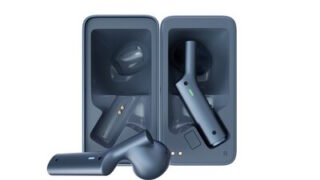 Na IFA 2025 se představují tlumočící sluchátka Timekettle W4 AI Interpreter s funkcí snímání hlasového otisku kostí a kontextově orientovaným překladem na bázi LLM, který rozlišuje foneticky podobné fráze