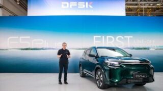 DFSK slaví 20 let globální expanze s E5 PLUS, prvním strategickým modelem nové energie pro zahraniční trhy, jenž právě sjíždí z výrobní linky