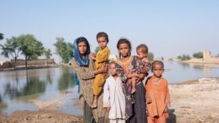 ECW oznamuje příspěvek ve výši 2 milionů USD pro děti zasažené povodněmi v Pákistánu