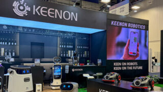 Společnost KEENON Robotics poprvé představila na veletrhu CES 2026 humanoidního robota a&nbsp;odhalila první robotickou sekačku na trávu, čímž rozšířila své robotické služby do nových sfér