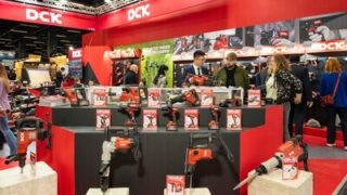 DCK představuje na EISENWARENMESSE 2026 profesionální elektrické nářadí a&nbsp;venkovní motorové stroje, posiluje tak své zapojení na evropském trhu