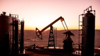 <strong>Blízký východ opět mění pravidla hry. Proč konflikt tlačí cenu ropy nahoru</strong>