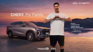 Robert Lewandowski hraje hlavní roli v&nbsp;nové televizní reklamě značky CHERY, která oživuje motto „Pro rodinu“